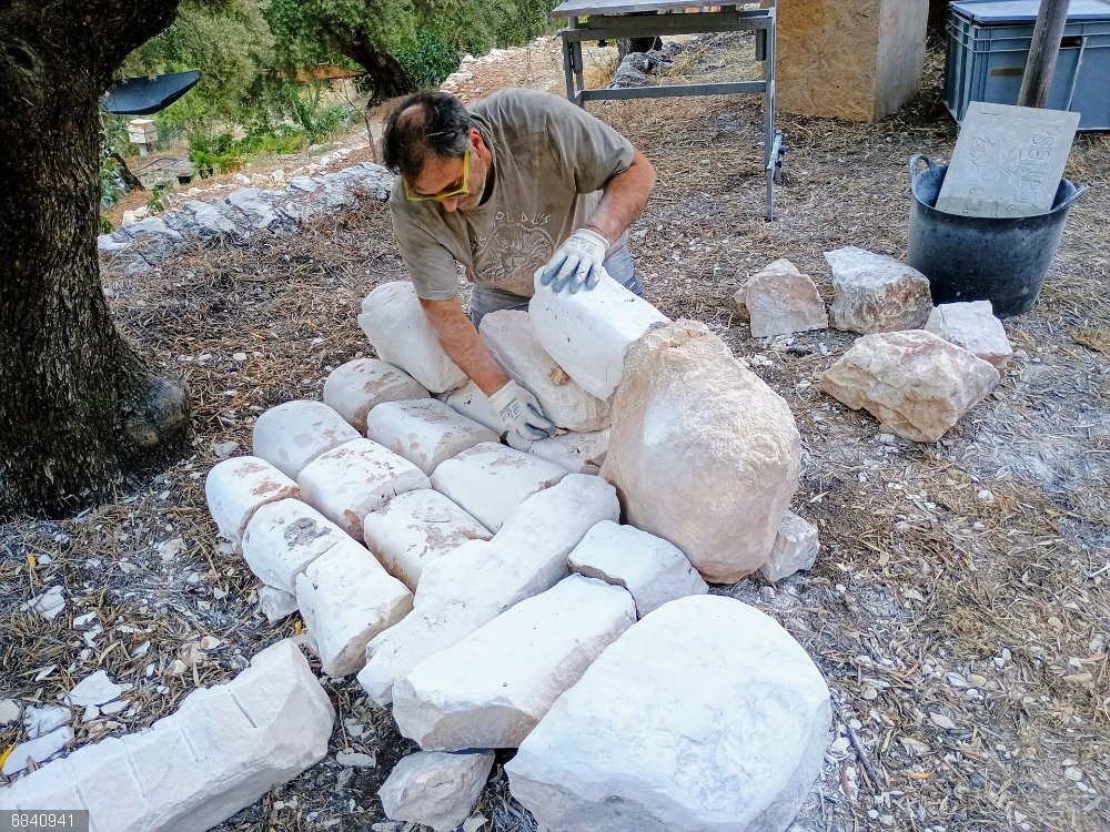 Jaén.- La décima edición de Abierto por Arte reúne en Cárcheles a escultores y muralistas Fernando Herranz trabaja en su escultura 'Solidaridad'.