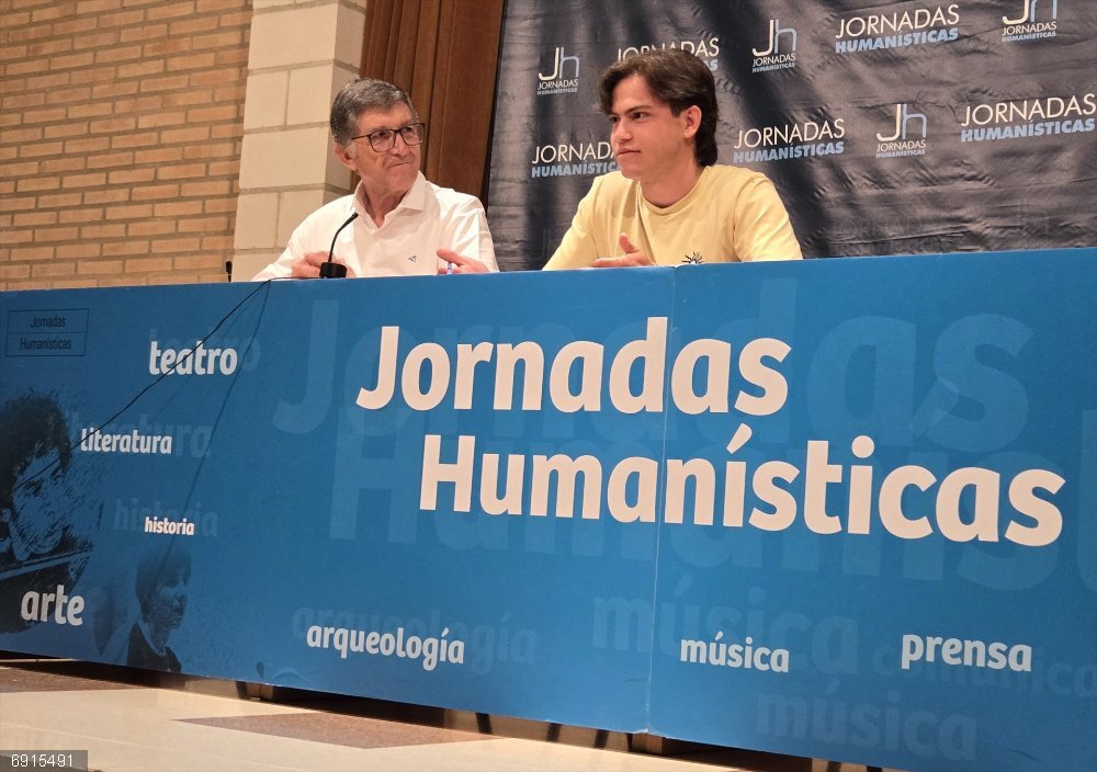 Más de cincuenta jóvenes de toda España participan en las XXXIII Jornadas Humanísticas de El Grado (Huesca) El organizador de las XXXIII Jornadas Humanísticas de El Grado (Huesca),  Paco de Andrés, preside la mesa de apertura
