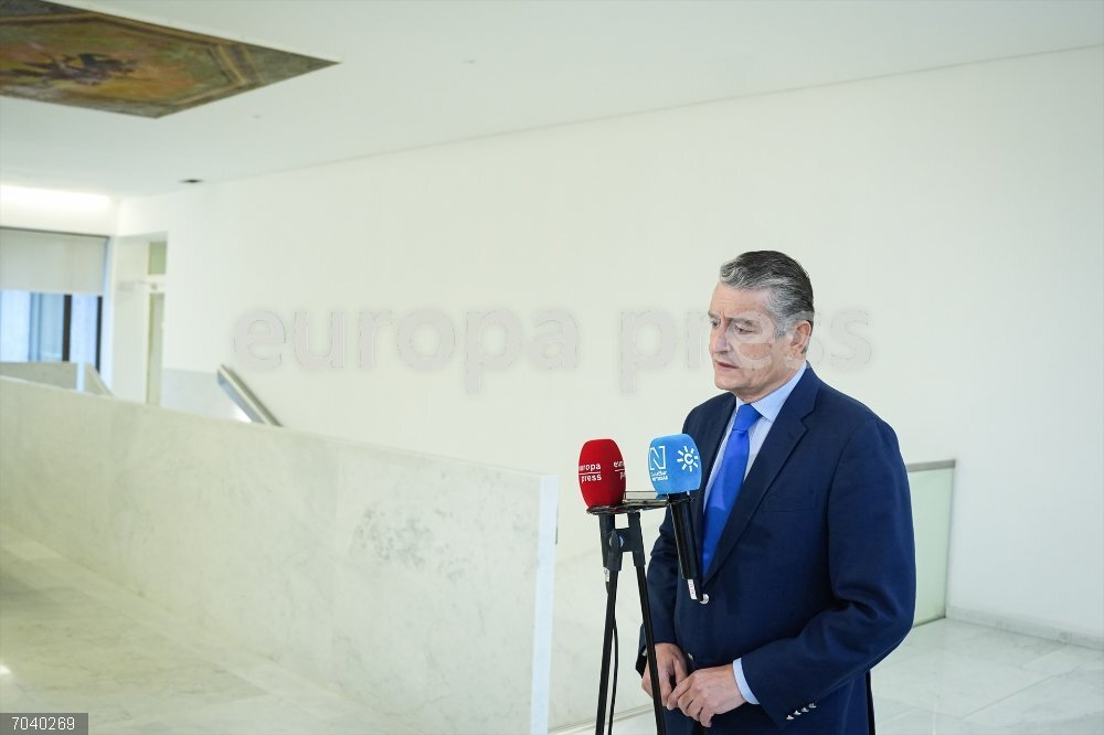 Valoración del barómetro publicado por la Fundación Centro de Estudios Andaluces (CENTRA) El consejero de Sanidad, Presidencia y Emergencias de la Junta de Andalucía, Antonio Sanz, ha valorado este lunes el sondeo realizado por la Fundación Centro de Estudios Andaluces (CENTRA). A 20 de octubre de 2025, en Sevilla (Andalucía, España). Antonio Sanz ha valorado el barómetro publicado este lunes, 20 de octubre, por la Fundación Centro de Estudios Andaluces (Centra), dependiente de la Consejería de Sanidad, Presidencia y Emergencias de la Junta de Andalucía y según el cual el PP-A saca 17 puntos al PSOE-A pero podría perder por un escaño la mayoría absoluta con Vox en alza.