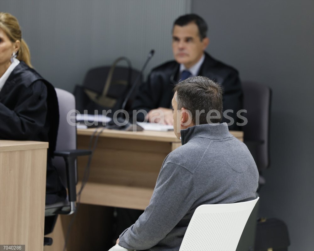Comienza el juicio contra un hombre acusado de asesinar a su mujer en la Audiencia Provincial de Logroño El hombre acusado de matar a su mujer durante la primera jornada del juicio, en la Audiencia Provincial de Logroño, a 20 de octubre de 2025, en Logroño, La Rioja (España). A.E.M se enfrenta a cargos por un presunto delito de asesinato con alevosía de su esposa, M.M.H, el 11 de octubre de 2020 en el barrio Parque de Los Lirios de Logroño.