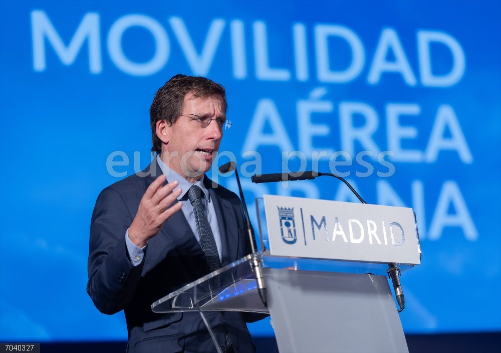 Almeida inaugura el I Foro de Movilidad Aérea Urbana de Madrid El alcalde de Madrid, José Luis Martínez Almeida, inaugura el I Foro de Movilidad Aérea Urbana de la capital, en el Auditorio Caja de Música CentroCentro, a 20 de octubre de 2025, en Madrid (España). Se trata de un encuentro que tiene lugar dos años después de que el Ayuntamiento de Madrid creara la Comisión de Movilidad Aérea Urbana, junto con seis grupos de trabajo, con el propósito de elaborar un plan que permita integrar la movilidad aérea en el sistema de transporte de la ciudad.