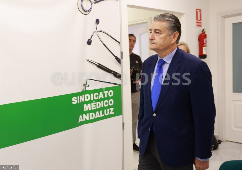 Reunión de Antonio Sanz con el Sindicato Médico Andaluz (SMA) El consejero de Sanidad, Presidencia y Emergencias de la Junta de Andalucía, Antonio Sanz, se reúne con el Sindicato Médico Andaluz (SMA). A 20 de octubre de 2025, en Sevilla (Andalucía, España).  El consejero de Sanidad, Presidencia y Emergencias de la Junta de Andalucía, Antonio Sanz, se reúne en la jornada de hoy con el Sindicato Médico Andaluz (SMA) en su sede. La reunión forma parte de la ronda de contactos que la Consejería está impulsando con todos los agentes del sector con el "objetivo de reforzar la calidad asistencial y atender las necesidades presentes y futuras del sistema sanitario".