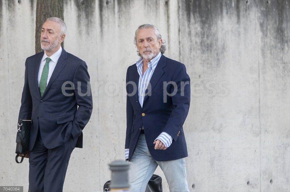Arranca en la Audiencia Nacional el último juicio del 'caso Gürtel' El empresario Francisco Correa (d) a su llegada a la Audiencia Nacional, a 20 de octubre de 202, en San Fernando de Henares, Madrid (España). La Audiencia Nacional (AN) celebra desde hoy el último juicio del 'caso Gürtel', relativo a la última pieza --denominada principal-- sobre los delitos contra la Hacienda Pública que pudieran haber cometido el líder de la trama, Francisco Correa, y su mano derecha, Pablo Crespo, quienes forman parte del numeroso grupo de acusados que han confesado ya para obtener a cambio una condena menor