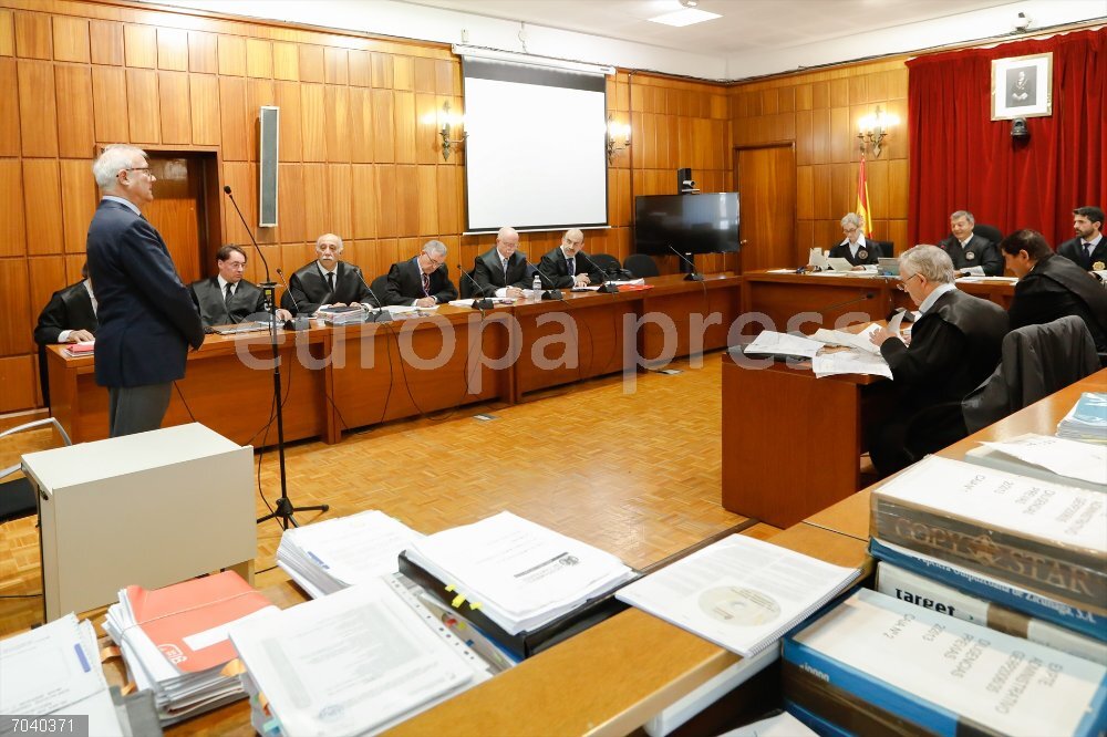 Reanudación del juicio por la causa de ‘Novo Carthago’ en Murcia El ex presidente del Gobierno murciano entre 1995 y 2014, Ramón Luis Valcárcel, a su llegada al Palacio de la Justicia de Murcia, a 20 de octubre de 2025, en Murcia, Región de Murcia (España). Hoy comienza el juicio por la recalificación de terrenos próximos al Mar Menor, en la zona de San Ginés de la Jara, para la construcción de unas 10.000 viviendas. Durante el proceso, que se prevé que dure 20 jornadas, testificarán los siete acusados, puesto que uno de ellos falleció en 2019.