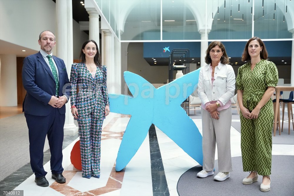 Presentación en Sevilla del Circuito 3x3 CaixaBank 2025 La directora comercial de CaixaBank en Sevilla, Ana Belén Morales (2i), el delegado provincial de la Federación Andaluza de Baloncesto en Sevilla, Aníbal Méndez, la responsable de Acción Social de CaixaBank en Sevilla, Mamen Martín (1d), posan en una foto tras la presentación de la clausura del Circuito de baloncesto 3x3 CaixaBank de Sevilla 2025. A 20 de octubre de 2025, en Sevilla (Andalucía, España). La Federación Española de Baloncesto y CaixaBank, con la colaboración del Ayuntamiento de Sevilla y la Federación Andaluza de Baloncesto, traen a la ciudad hispalense la última parada del Circuito 3x3 CaixaBank.