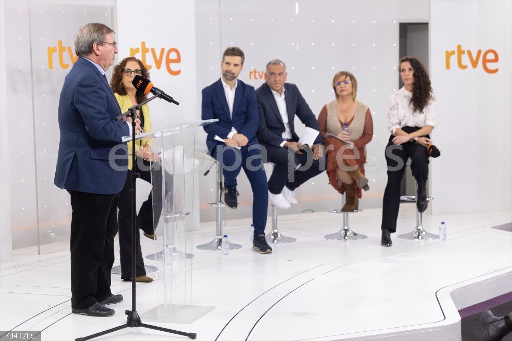 Firma de convenio de colaboración entre RTVE y la Secretaría de Estado de Memoria Democrática El director de Informativos de TVE, Jon Aritzmuño, el secretario de Estado de Memoria Democrática, Fernando Martínez López, la directora del documental, Ángela Gallardo, la directora de Contenidos Digitales Informativos de RTVE, Pilar Bernal y el periodista Xabier Fortes, durante la Firma del convenio de colaboración entre RTVE y la Secretaría de Estado de Memoria Democrática en la Sala de Comunicación de RTVE en Torrespaña, a 20 de octubre de 2025, en Madrid (España).  El convenio promueve la elaboración y difusión de un mapa multimedia interactivo sobre las fosas de la Guerra Civil (1936-1939) y del franquismo. Tras la firma se ha proyectado el cortometraje documental ‘A flor de tierra’, dirigido por Ángela Gallardo.