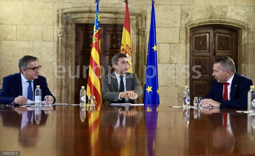 Mazón se reúne con el rector de la Universidad Politécnica de Valencia El presidente de la Generalitat valenciana, Carlos Mazón, y el rector de la Universidad Politécnica de Valencia (UPV), José Esteban Capilla, durante una reunión, en el Palau de la Generalitat, a 20 de octubre de 2025, en Valencia, Comunidad Valenciana (España). El encuentro tiene lugar para abordar los nuevos proyectos de la universidad pública.