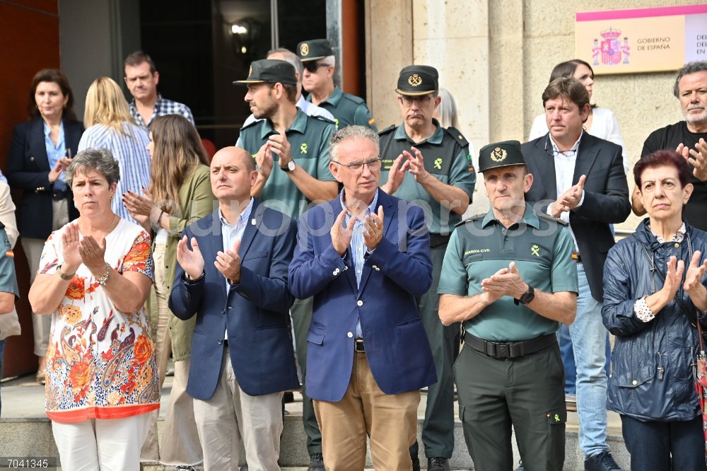 Minuto de silencio en recuerdo de la mujer asesinada en La Codosera (Badajoz) El delegado del gobierno en Extremadura, José Luis Quintana Álvarez (c), durante el minuto de silencio en recuerdo de la mujer asesinada en La Codosera, frente a la delegación del Gobierno en Extremadura, a 20 de octubre de 2025, en Badajoz, Extremadura (España). La delegación del Gobierno en Extremadura ha convocado un minuto de silencia en recuerdo de las últimas víctimas de violencia de género y de la mujer asesinada en La Codosera (Badajoz).