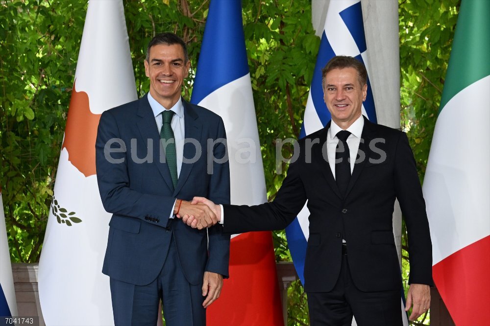 Sánchez viaja a Eslovenia para participar en la Cumbre EU-MED9 2025 El presidente del Gobierno, Pedro Sánchez (i), saluda al primer ministro de la República de Eslovenia, Robert Golob, durante la Cumbre EU-MED9 2025, a 20 de octubre de 2025, en Portoroz (Eslovenia). Sánchez viaja este lunes a Eslovenia para asistir a la cumbre de líderes del MED9 en la que los países mediterráneos de la UE buscarán aunar posiciones en asuntos como el próximo presupuesto europeo o la competitividad, además de discutir el futuro de Gaza tras el alto el fuego.