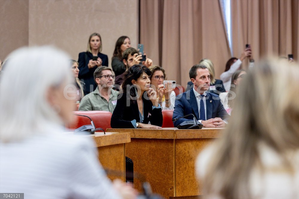 Presentación del documental 'Sacar pecho: de viaje con el miedo' en el Congreso La ministra de Igualdad, Ana Redondo, durante la presentación del documental 'Sacar pecho: de viaje con el miedo', en el Congreso de los Diputados, a 20 de octubre de 2025, en Madrid (España). La Asociación Española contra el Cáncer en las Illes Balears ha organizado este acto con motivo del Día Mundial del Cáncer de Mama que se celebraba ayer, 19 de octubre.