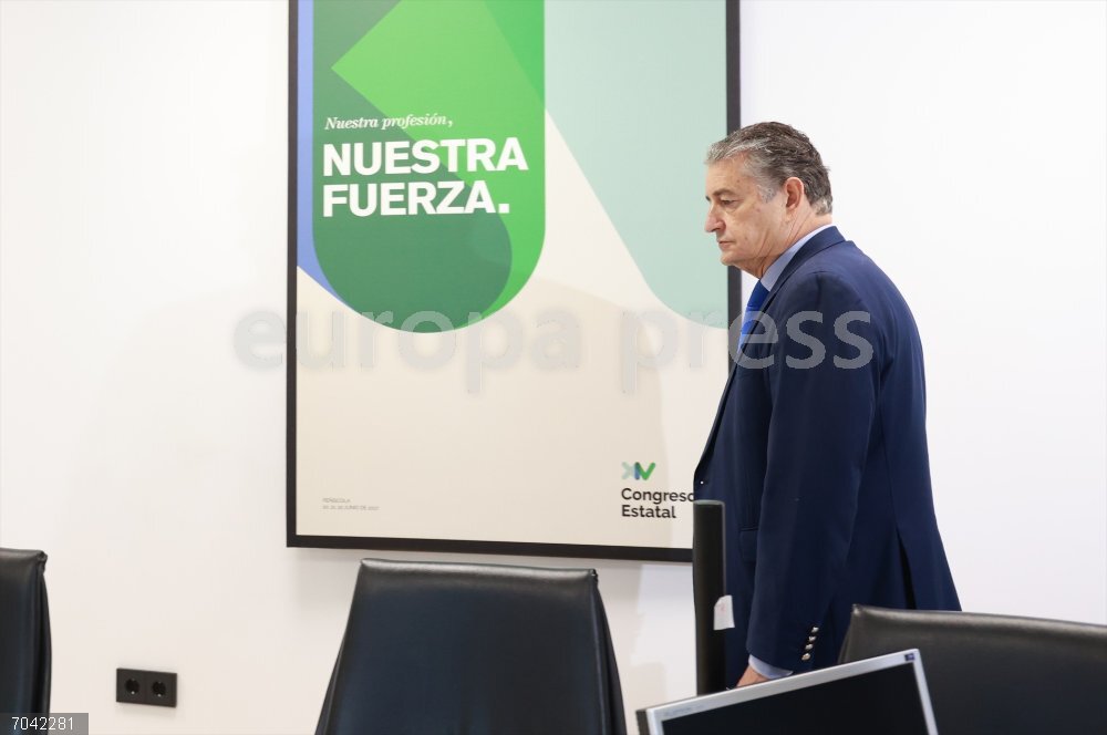 Antonio Sanz mantiene un encuentro con el Sindicato de Enfermería (Satse) El consejero de Sanidad, Presidencia y Emergencias de la Junta de Andalucía, Antonio Sanz, se ha reunido en Sevilla con el Sindicato de Enfermería (Satse). A 20 de octubre de 2025, en Sevilla (Andalucía, España). El consejero de Sanidad, Presidencia y Emergencias, Antonio Sanz ha mantenido este lunes una reunión de trabajo con el Sindicato de Enfermería (Satse) en su sede de Sevilla. La reunión forma parte de la ronda de contactos que la Consejería está impulsando con todos  los agentes del sector con el objetivo de reforzar y atender las necesidades presentes y futuras del sistema sanitario.