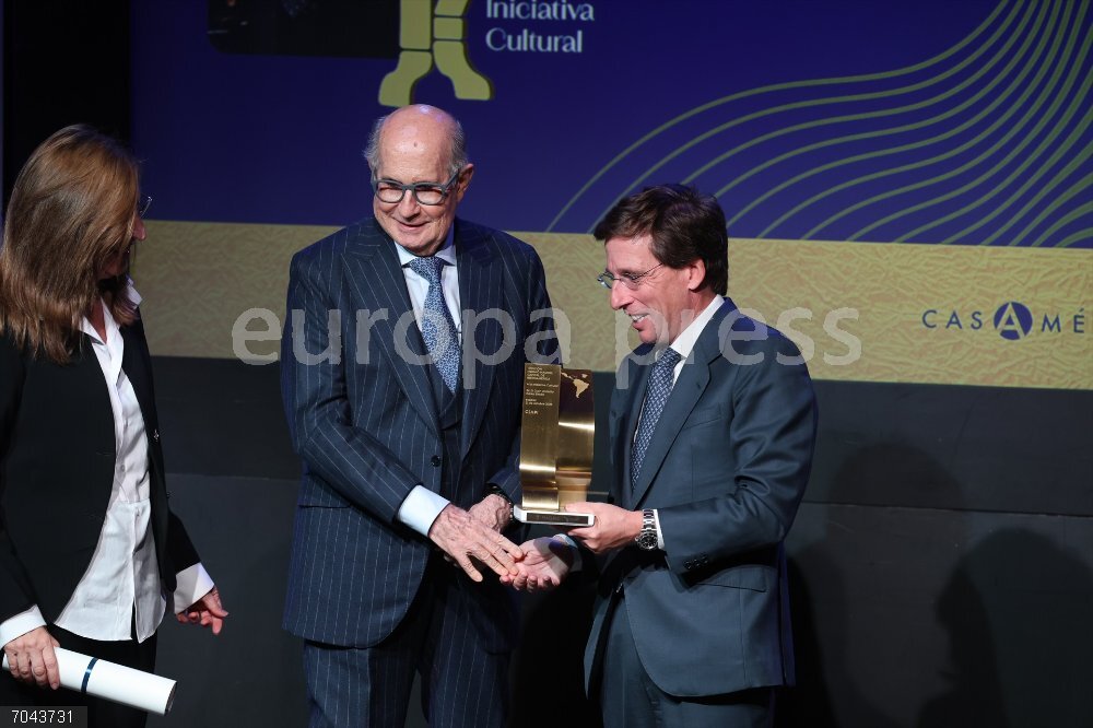 Almeida participa en la entrega de premios ‘Madrid, capital de Iberoamérica’ José Luis Martínez-Almeida entrega el premio en la categoría de 'iniciativa' por sus relevantes aportaciones al patrimonio cultural de Madrid al coleccionista Juan Antonio Pérez Simón, a 21 de octubre de 2025, en Madrid (España). El alcalde de Madrid participa en la ceremonia de entrega de premios 'Madrid, capital de Iberoamérica', promovidos por el Consejo Empresarial Alianza por Iberoamérica (CEAPI) en colaboración con el Ayuntamiento para distinguir a personalidades e iniciativas que han contribuido a fortalecer lazos entre la capital e Iberoamérica.