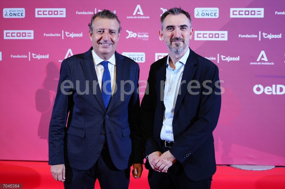 Javier Fernández participa en la III edición de los Premios Gente de 10 El presidente de la Diputación de Sevilla, Javier Fernández (i) y el director de Eldiario.es, Ignacio Escolar (d) durante la gala de los Premios Gente de 10. A 21 de octubre de 2025 en Sevilla, Andalucía (España). El presidente de la Diputación de Sevilla, Javier Fernández, asiste a la III edición de los Premios Gente de 10, organizados por Eldiario.es, en un acto celebrado en el Teatro de la Fundación Cajasol para reconocer el talento, la innovación y el compromiso social de personalidades destacadas de distintos ámbitos.