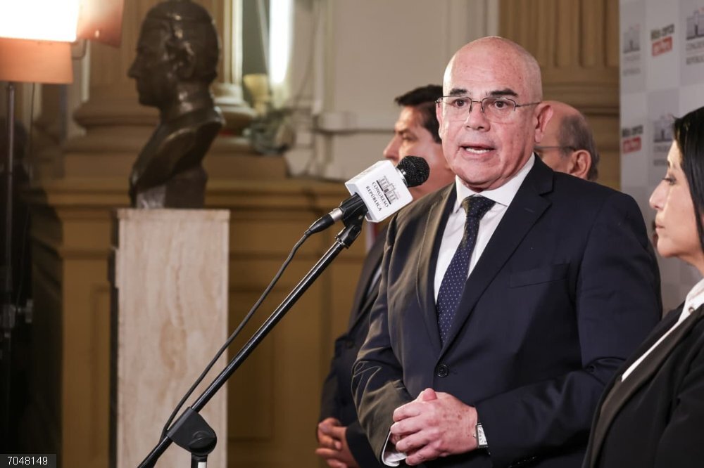 El primer ministro de Perú, Ernesto Álvarez, comparece ante la prensa tras el voto de confianza del Congreso a su gabinete El primer ministro de Perú, Ernesto Álvarez, comparece ante la prensa tras el voto de confianza del Congreso a su gabinete