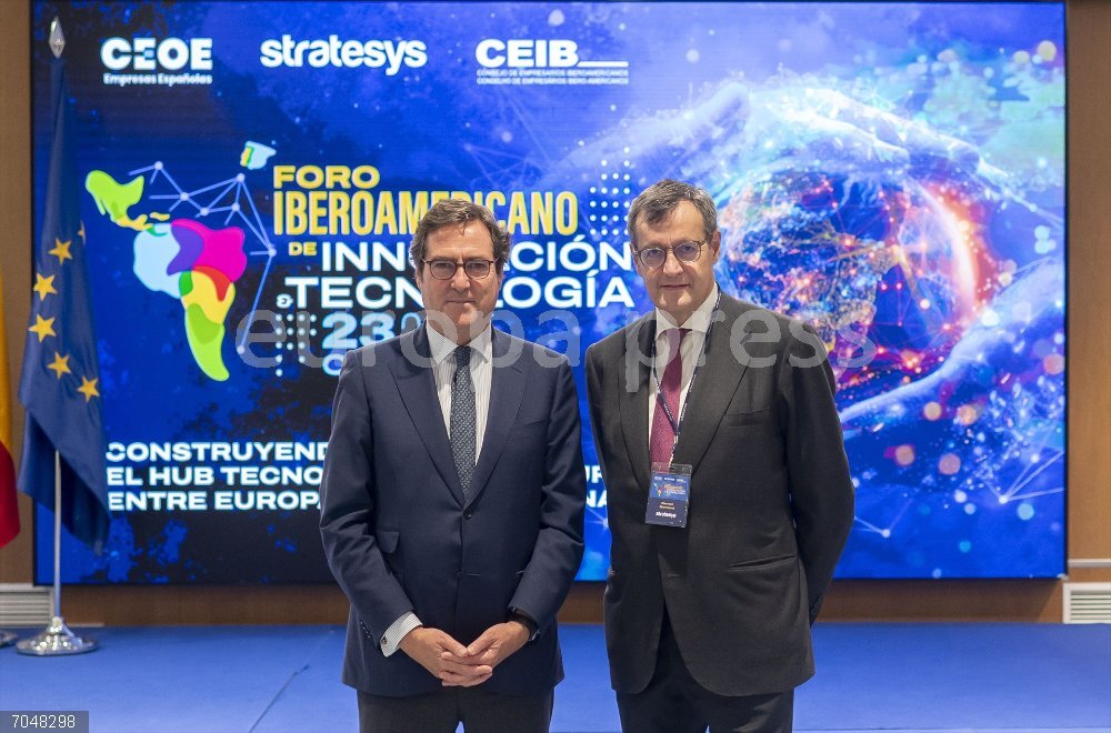 Garamendi inaugura el Foro Iberoamericano de Innovación y Tecnología (I-D) El presidente de CEOE, Antonio Garamendi, y el CEO de Stratesys, Ramón Montané, inauguran el Foro Iberoamericano de Innovación y Tecnología, en la sede de CEOE, a 23 de octubre de 2025, en Madrid (España). Es un evento que busca generar un espacio de reflexión sobre oportunidades en el desarrollo de un "Hub" tecnológico entre Europa y América Latina.