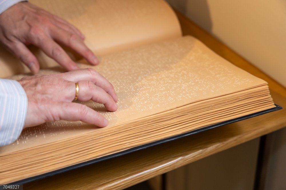 El Museo Tiflológico de la ONCE celebra los 200 años del braille y expone los primeros sistemas de lectoescritura Un libro en braille, editado en 1890. El Museo Tiflológico de la ONCE celebra los 200 años del braille y expone los primeros sistemas de lectoescritura