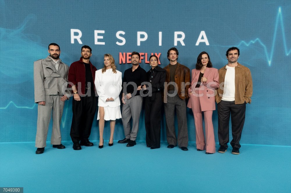 Photocall de la segunda temporada de ‘Respira’ (Madrid) (I-D) Los actores Xoán Fórneas, Alfonso Bassave, Najwa Nimri, el cantante Pablo Alborán, los actores Blanca Suárez, Manu Ríos, Aitana Sánchez-Gijón y Borja Luna asisten al photocall de la segunda temporada de la serie ‘Respira’ en el Hotel VP Plaza de España Designn, a 23 de octubre de 2025, en Madrid (España). La serie, ambientada en la Comunidad Valenciana, sigue el día a día del hospital 'Joaquín Sorolla' y los ocho capítulos de la nueva temporada plantean las consecuencias de su privatización.
