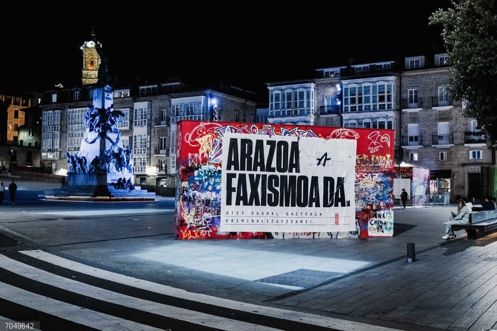 Las juventudes de Sortu denuncian "una operación para blanquear a los fascistas y criminalizar el antifascismo" Ernai, organización juvenil de Sortu, integrada en EH Bildu, coloca una pancarta en la Plaza de la Virgen Blanca de Vitoria-Gasteiz con el lema 'El problema es el fascismo'