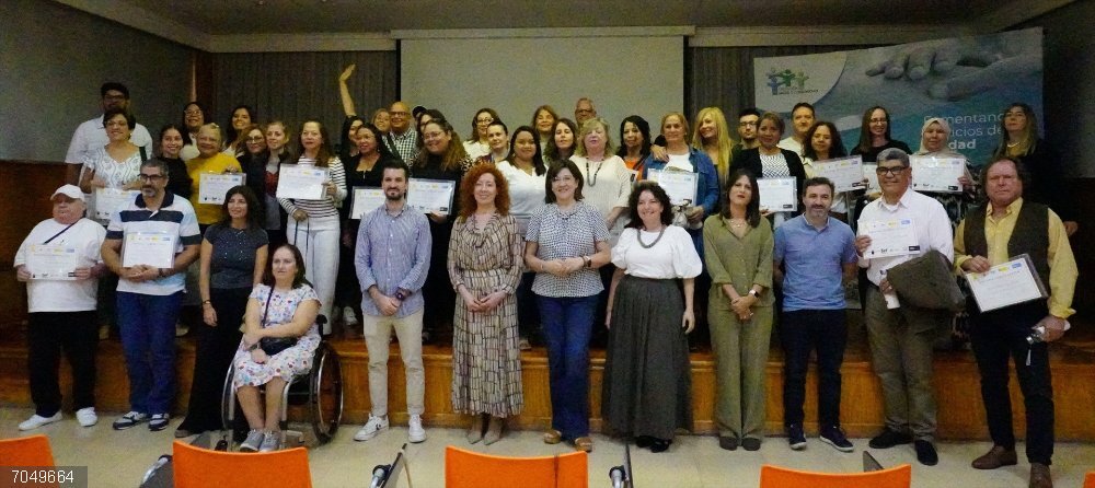 Medio centenar de desempleados de difícil inserción de Murcia mejoran sus oportunidades de empleo La directora general del SEF, Pilar Valero, junto con los miembros de la Fundación Salud y Comunidad, durante el acto de entrega de diplomas a los galardonados