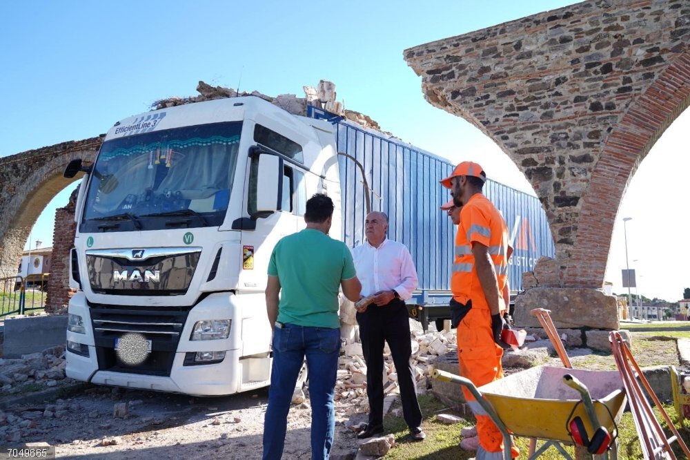 Cádiz.-Sucesos.- Un camión de gran tonelaje provoca daños en los arcos de un acueducto del siglo XVIII en Algeciras El alcalde de Algeciras, José Ignacio Landaluce, supervisa las actuaciones que están siendo realizadas en la zona del accidente, donde un camión ha dañado uno de los arcos de un acueducto del siglo XVIII