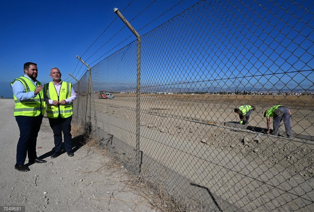 Granada.- Al 40 por ciento de ejecución las obras del paseo ciclopeatonal de la Base Aérea El diputado de Proyectos Estratégicos, Nicolás Navarro y el diputado de Obras Públicas, José Ramón Jiménez, han visitado las obras del paseo ciclopeatonal en el tramo de la Base Aérea que une Alhendín con Las Gabias.
