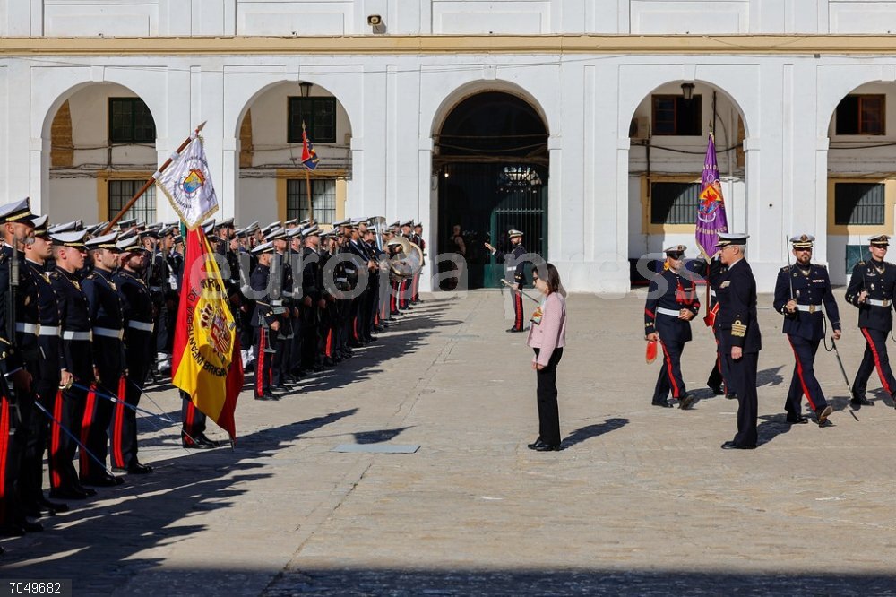 Cádiz.- Robles impone un centenar de condecoraciones por la intervención del 'Tercio de Armada' en la dana Margarita Robles en el acto de condecoración a militares del Tercio de Armada de San Fernando que paticiparon en la Dana