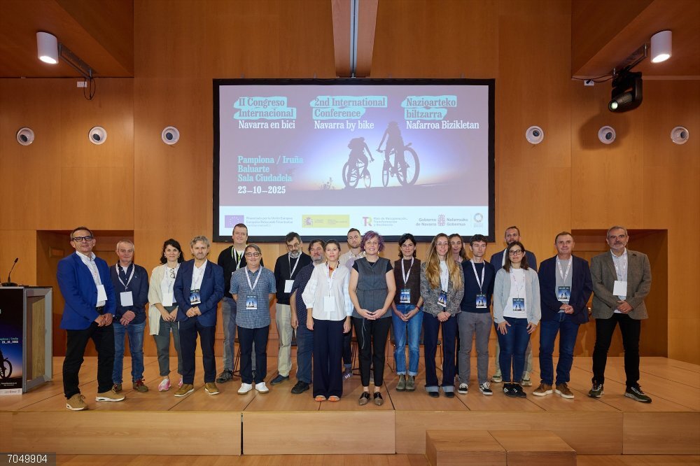 Más de cien agentes debaten sobre el futuro del cicloturismo en el 'II Congreso Internacional Navarra en Bici' La consejera Esnola, junto a la directora general de Turismo, Ana Rivas, y agentes participantes en el Congreso.