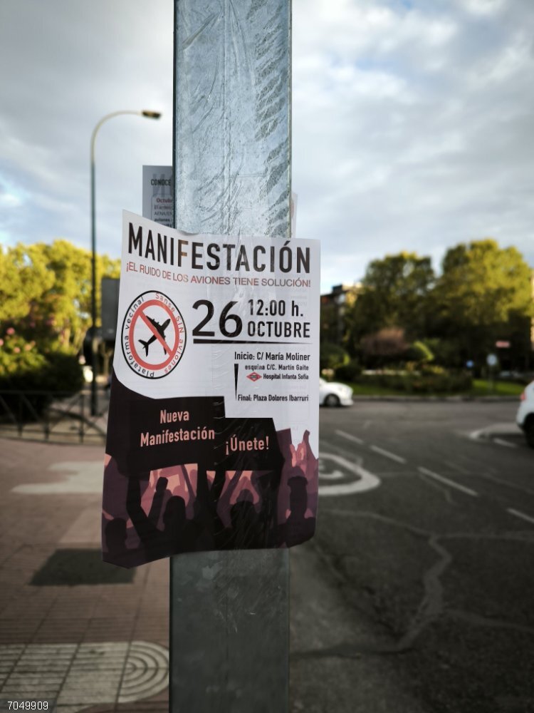 S.S. de los Reyes.- Los vecinos afectados por el ruido de los aviones se manifiestan este domingo Cartel de la manifestación de la plataforma Sanse Sin Aviones en una calle del municipio