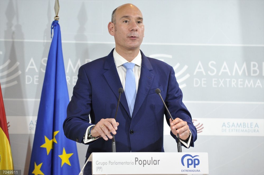 PGEx.- El PP critica el "portazo" del PSOE y Vox a las cuentas y tacha a la oposición de "trileros" El portavoz del Grupo Parlamentario Popular en la Asamblea de Extremadura, José Ángel Sánchez Juliá, en rueda de prensa
