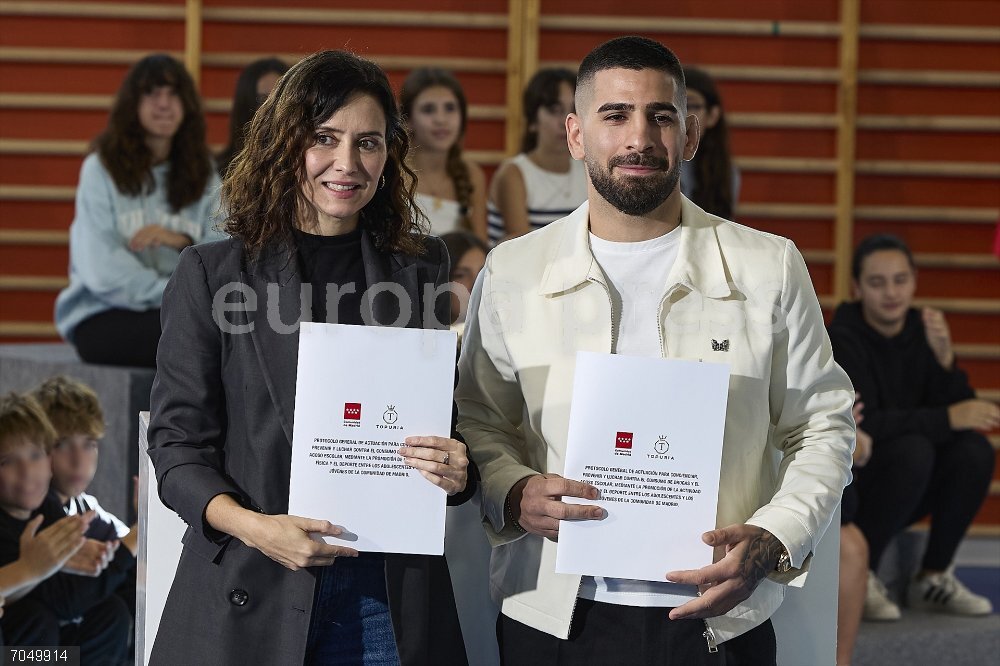 Ayuso firma con Ilia Topuria un protocolo sobre los efectos de las drogas La presidenta de la Comunidad de Madrid, Isabel Díaz Ayuso, y el deportista de de artes marciales mixtas y campeón del mundo de la UFC, Ilia Topuria,, durante la firma de un protocolo de colaboración, en el IES Antonio Fraguas 'Forges', a 23 de octubre de 2025, en Madrid (España). El protocolo de colaboración entre la Comunidad de Madrid e Illia Topuria tiene el objetivo de concienciar a los jóvenes sobre los efectos perversos de las drogas y el acoso escolar, que se enmarca en el Plan Regional contra las Drogas de la Administración autonómica.