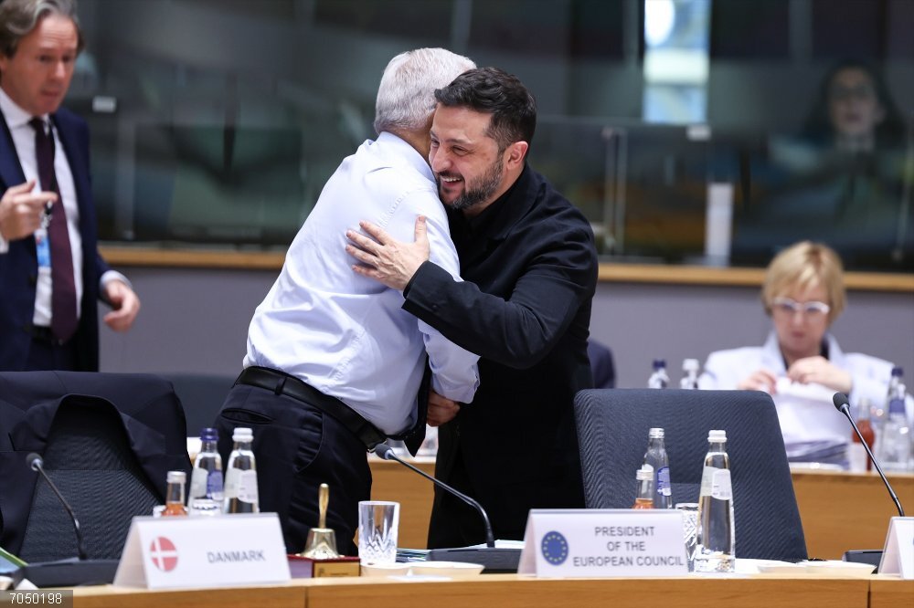 Zelenski confía en que el uso de los activos rusos congelados "está más cerca" y pide a los fondos para 2026 El presidente ucraniano, Volodimir Zelenski, saluda al presidente del Consejo Europeo, Antonio Costa, en la cumbre europea celebrada en Bruselas.