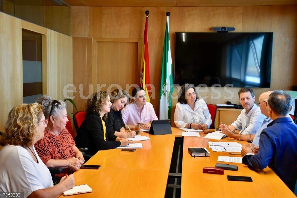 Cádiz.- Junta y Plataforma A-2004 abogan por trabajar en accesibilidad y seguridad sobre esta carretera en Jerez La delegada de Fomento, Carmen Sánchez, con miembros de la Plataforma A-2004.
