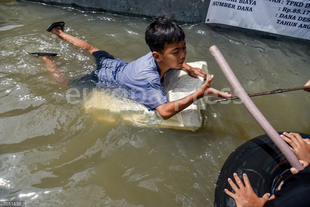 Floods Hit Dayeuhkolot, Indonesia October 24, 2025, Bandung Regency, West Java, Indonesia: A child plays use abandoned refrigerators as rafts during flooding in Bojongasih Village, Dayeuhkolot, Bandung Regency, West Java. Heavy rains that hit Bandung from Thursday, October 23, from afternoon to evening, left hundreds of homes and roads in Bandung Regency submerged in floodwaters up to 40 centimeters deep.,Image: 1047755253, License: Rights-managed, Restrictions: , Model Release: no, Credit line: Dimas Rachmatsyah / Zuma Press / ContactoPhoto
Editorial licence valid only for Spain and 3 MONTHS from the date of the image, then delete it from your archive. For non-editorial and non-licensed use, please contact EUROPA PRESS.