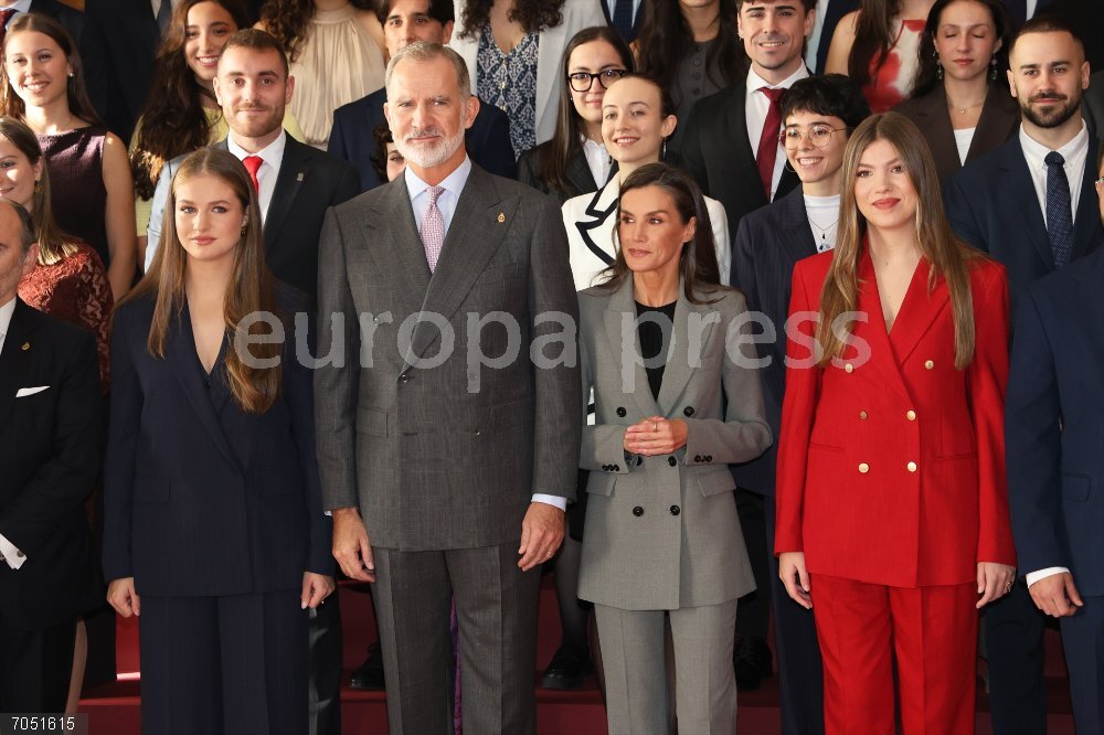 La Familia Real recibe en audiencia a los galardonados con los "Premios fin de grado 2024" de la Universidad de Oviedo La Princesa Leonor, el rey Felipe, la Reina Letizia y la Infanta Sofía durante la audiencia a los galardonados con los "Premios fin de grado 2024" de la Universidad de Oviedo en el Hotel de la Reconquista, a 24 de octubre de 2025, en Oviedo (España).