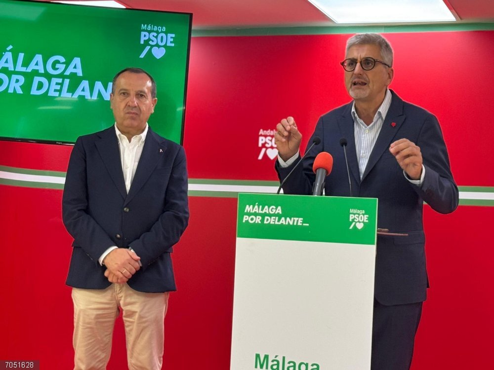 Málaga.- Aguilar (PSOE) cree "una absoluta vergüenza" la respuesta de Moreno a la crisis de las mamografías El secretario general del PSOE de Málaga, Josele Aguilar, junto al secretario de Políticas del Estado del Bienestar del PSOE de Andalucía, José Luis Ruiz Espejo.