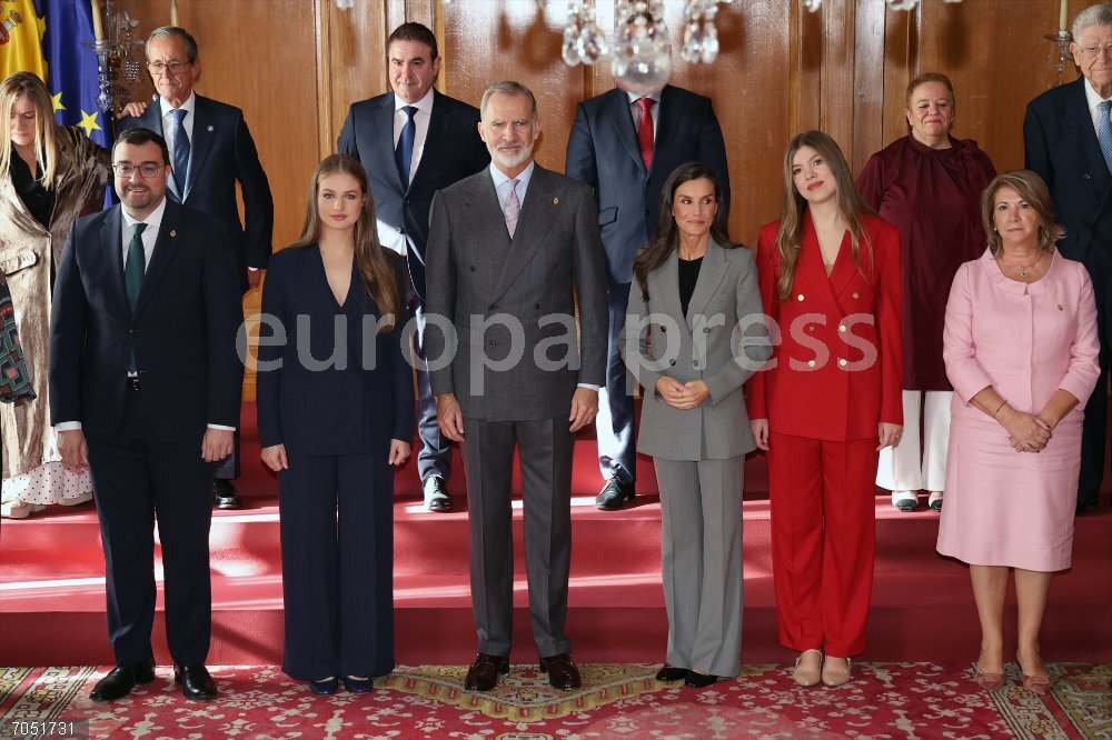 La Familia Real recibe en audiencia a los galardonados con las "Medallas de Asturias 2025", "Hijo Predilecto 2025" e "Hijos Adoptivos 2025" El presidente de Asturias, Adrián Barbón Rodríguez, la princesa Leonor, el Rey Felipe, la Reina Letizia y la Infanta Sofía durante la audiencia a los galardonados con las "Medallas de Asturias 2025" en el Hotel de la Reconquista, a 24 de octubre de 2025, en Oviedo (España).