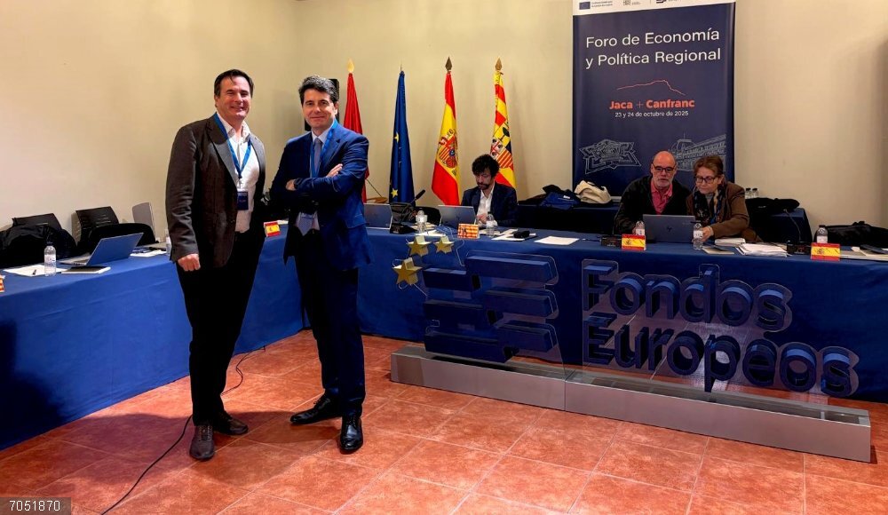 Comunidad superará en 23 millones la ejecución prevista para final de año del programa de fondos europeos Feder El director general de Presupuestos y Fondos Europeos, Daniel Jiménez (d), y el subdirector de Fondos Europeos, José Tomás Piñera (i), integrantes de la delegación regional en el encuentro celebrado en Jaca