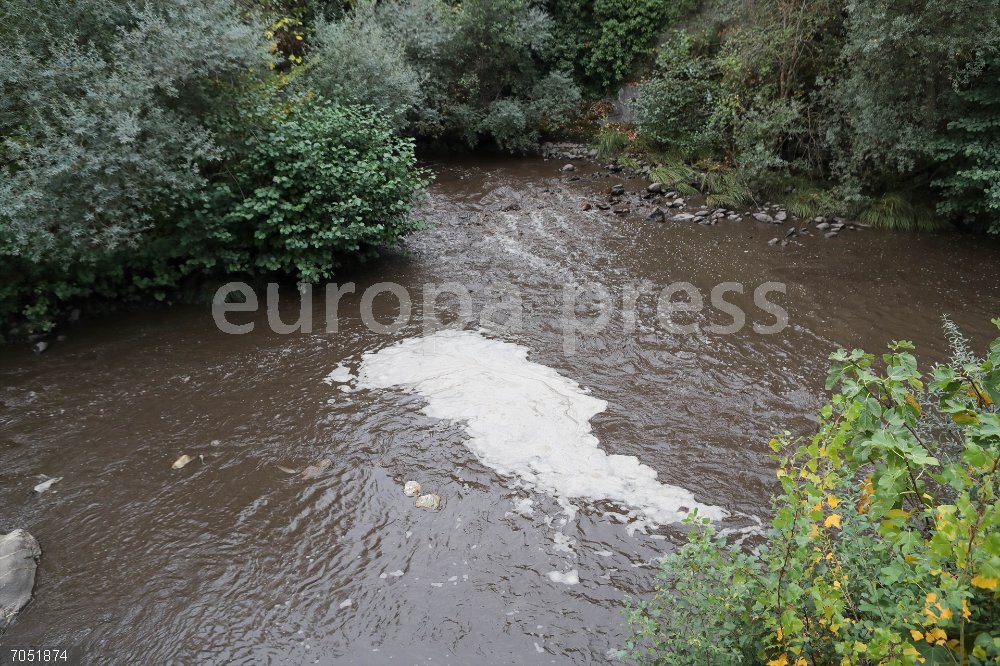 El Ayuntamiento de Puente de Domingo Flórez declara el suministro de agua no apta para el consumo humano El Ayuntamiento de Puente Domingo Flórez (León) prohíbe el uso de agua por arrastres de ceniza derivados de los incendios, en Puente Domingo Flórez, a 24 de octubre de 2025, en Puente Domingo Flórez, León, Castilla y León (España). El Ayuntamiento de Puente Domingo Flórez (León) ha emitido un bando en el que declara no apta para el consumo y prohíbe el uso de la red de abastecimiento de agua potable a causa de los arrastres de ceniza y materiales pesados que han provocado las lluvias después de los incendios de Yeres y Llamas de la Cabrera de este verano.