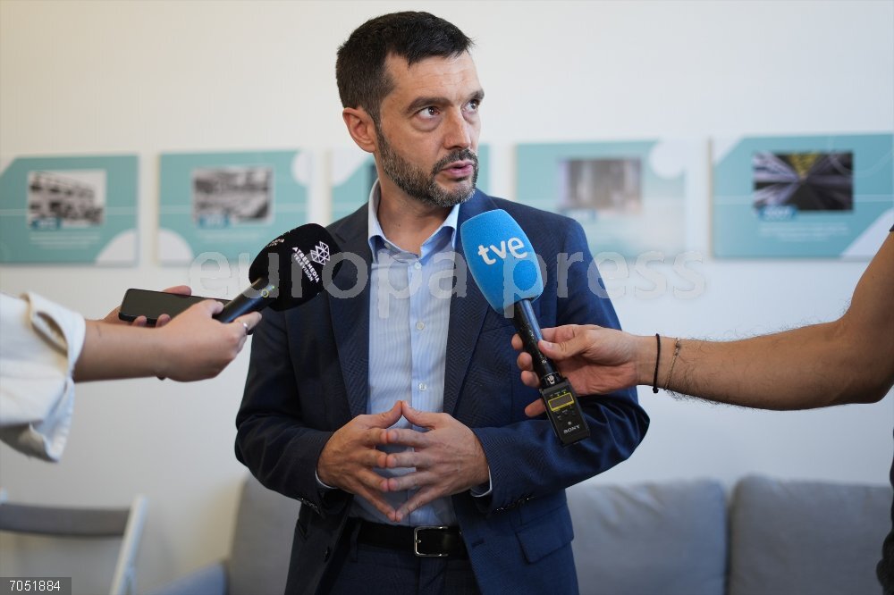 Bustinduy visita Valencia a días del aniversario de la dana El ministro de Derechos Sociales, Consumo y Agenda 2030, Pablo Bustinduy, atiende a los medios de comunicación, a 24 de octubre de 2025, en Sedaví, Valencia, Comunidad Valenciana (España). A pocos días de que se cumpla el primer aniversario de la dana que arrasó Valencia el pasado 29 de octubre de 2024, Bustinduy ha visitado Valencia para reunirse con el Consejo de Trabajadoras Sociales y ha visitado una de las protectoras beneficiarias de las subvenciones que otorgó el Ministerio.