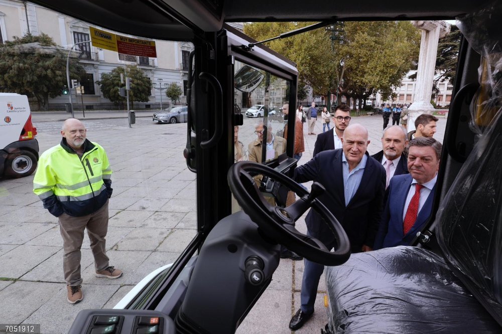 Valladolid incorpora cuatro nuevos vehículos de limpieza valorados en 900.000 euros y adquirirá otros 14 en 2026 El alcalde de Valladolid, Jesús Julio Carnero, junto al consejero de la Presidencia, Luis Miguel Gago, observan el interior de uno de los nuevos vehículos para el Servicio de Limpieza.