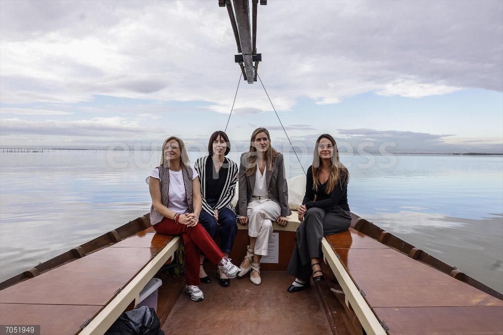 Aagesen y Morant visitan L’Albufera de Valencia (I-D) La delegada del Gobierno en Valencia, Pilar Bernabé; la ministra de Ciencia, Innovación y Universidades, Diana Morant; la vicepresidenta tercera y ministra para la Transición Ecológica y el Reto Demográfico, Sara Aagesen, y la comisionada Zulima Pérez, durante una visita al lago y el parque de L’Albufera de Valencia, a 24 de octubre de 2025, en Valencia, Comunidad Valenciana (España). La visita tiene lugar después de la presentación del Plan de actuaciones para la recuperación y mejora de la resiliencia de L'Albufera cuyo objetivo principal es la restauración ambiental de los ecosistemas acuáticos y la mejora de la calidad del agua mediante la creación de un filtro verde y la recuperación de hábitats naturales en terrenos expropiados.
