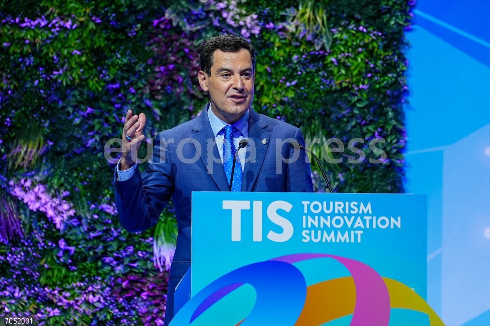 Juanma Moreno clausura el Tourist Innovation Summit El presidente de la Junta de Andalucía, Juanma Moreno, interviene en la ceremonia de clausura del Tourist Innovation Summit (TIS), en el palacio de Exposiciones y congresos de Sevilla. A 24 de octubre de 2025, en Sevilla (Andalucía, España). Juanma Moreno ha participado en la mañana de hoy, 24 de octubre, en la ceremonia de clausura del Tourist Innovation Summit (TIS), que se ha celebrado en el palacio de Exposiciones y Congresos  de Sevilla, presentando en su quinta edición un impacto económico de 20 millones de euros, para lo que ha reunido a mas de siete mil congresista, durante sus tres días de duración.