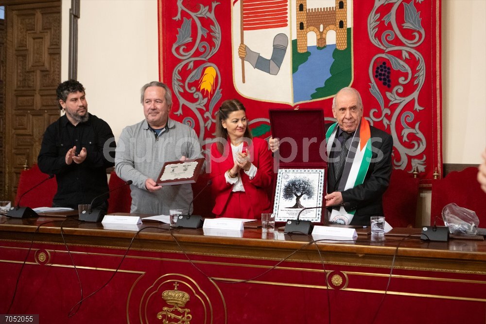 Rego asiste al hermanamiento entre Zamora y Beit Jala (Palestina) El  alcalde de Zamora, Francisco Guarido (2i), la ministra de Juventud e Infancia, Sira Rego (c), y el  alcalde de Beit Jala, Issah Farah (d), asiste al acto de hermanamiento entre las localidades de Zamora y Beit Jala (Palestina), a 23 de octubre de 2025, en Zamora, Castilla y León (España). Zamora y la ciudad palestina de Beit Jala se unen con una serie de actos que aproximan a la cultura, la gastronomía y la artesanía, entre otras facetas, de Palestina.