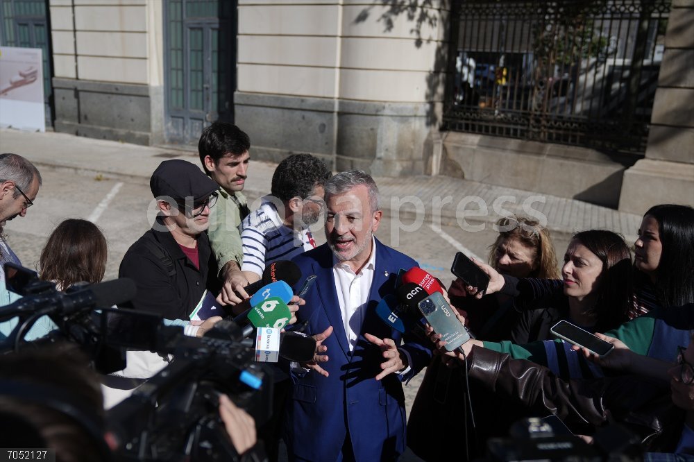 Collboni pide a la UE fondos extraordinarios para afrontar la crisis del precio de la vivienda El alcalde de Barcelona, Jaume Colboni, atiende a los medios de comunicación, a 24 de octubre de 2025, en Barcelona, Catalunya (España). Collboni ha sostenido que la crisis del precio de la vivienda es la "nueva pandemia" a la que se enfrentan los ciudadanos de las grandes ciudades europeas, por lo que ha pedido a la Unión Europea que la afronte con fondos extraordinarios.