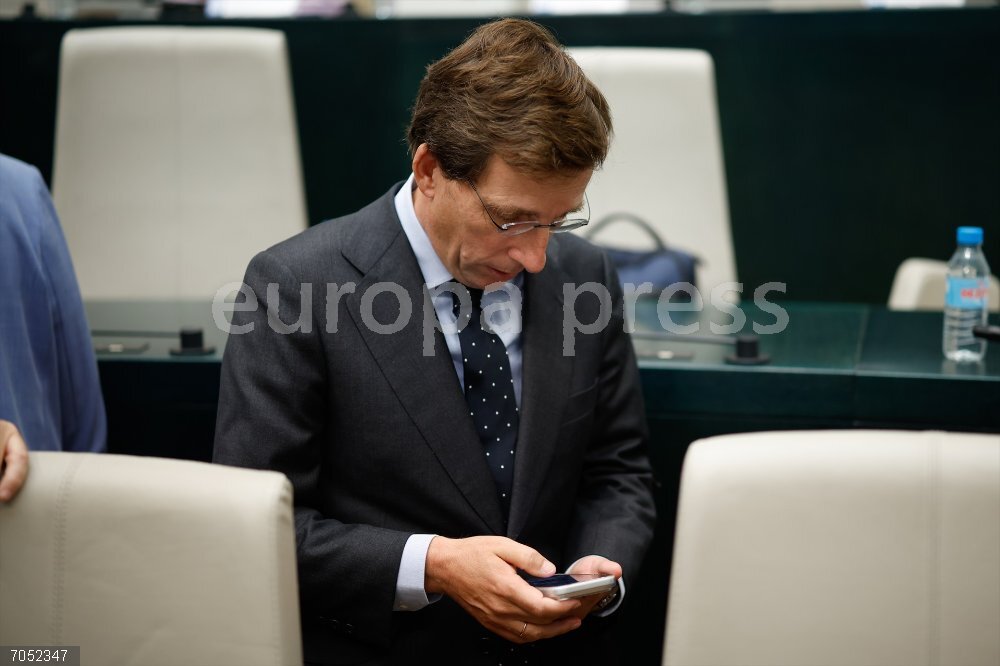 El Ayuntamiento de Madrid celebra un pleno extraordinario sobre el acuerdo relativo al 'síndrome post-aborto' El alcalde de Madrid, José Luis Martínez-Almeida, durante un pleno extraordinario del Ayuntamiento de Madrid, en el Palacio de Cibeles, a 24 de octubre de 2025, en Madrid (España). Durante el pleno se debate una iniciativa conjunta de PSOE y Más Madrid para exigir que no se ejecute la iniciativa aprobada en el pleno de septiembre que obliga a informar sobre el “síndrome post-aborto” a las mujeres que busquen información sobre la interrupción voluntaria del aborto.