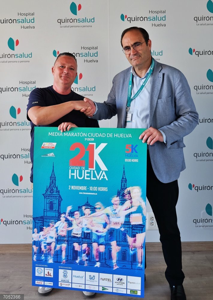 Huelva.- El Hospital Quirónsalud Huelva colabora con la Media Maratón Ciudad de Huelva por tercer año consecutivo El  presidente del club maratón Puerta del Descubrimiento, Daniel Rodríguez, junto al director gerente del Hospital Quirónsalud Huelva,  Antonio Castro.