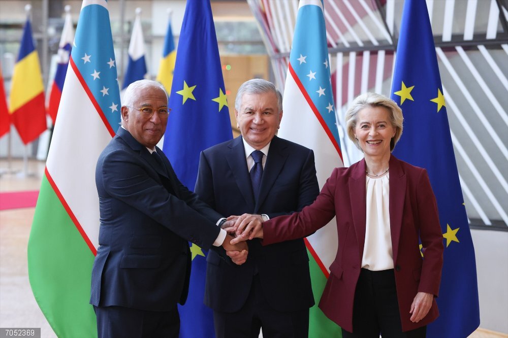 UE/Uzbekistán.- La UE y Uzbekistán refuerzan la relación con un acuerdo para elevar cooperación comercial El presidente del Consejo Europeo, Antonio Costa, con el presidente uzbeko, Shavkat Mirziyoyev, y la presidenta de la Comisión Europea, Ursula von der Leyen.
