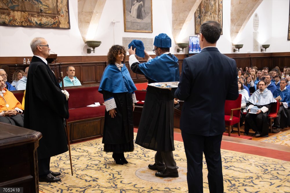 Emmanuelle Charpentier reclama inversión en la "estabilidad, creatividad e integridad" de la Ciencia Emmanuelle Charpentier, durante la ceremonia en la USAL.