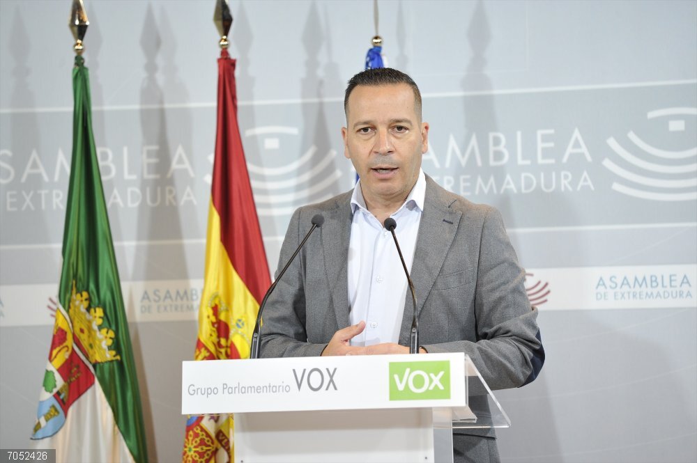 Vox pide a la Junta una "auditoría integral" que permita detectar "cualquier fallo" en los cribados de cáncer El portavoz de Vox en la Asamblea de Extremadura, Óscar Fernández Calle, en rueda de prensa