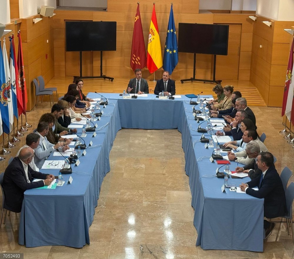 El Consejo de Cooperación Local valida que el Ayuntamiento de Murcia preste los servicios de transporte con Alcantarilla Imagen de la reunión del Consejo de Cooperación Local, reunido hoy en San Esteban